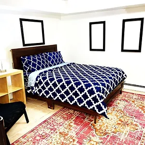 Apartment 2 Bedrooms Lr Kit Bath And Backyard 2 Stops To Manhattan, New York